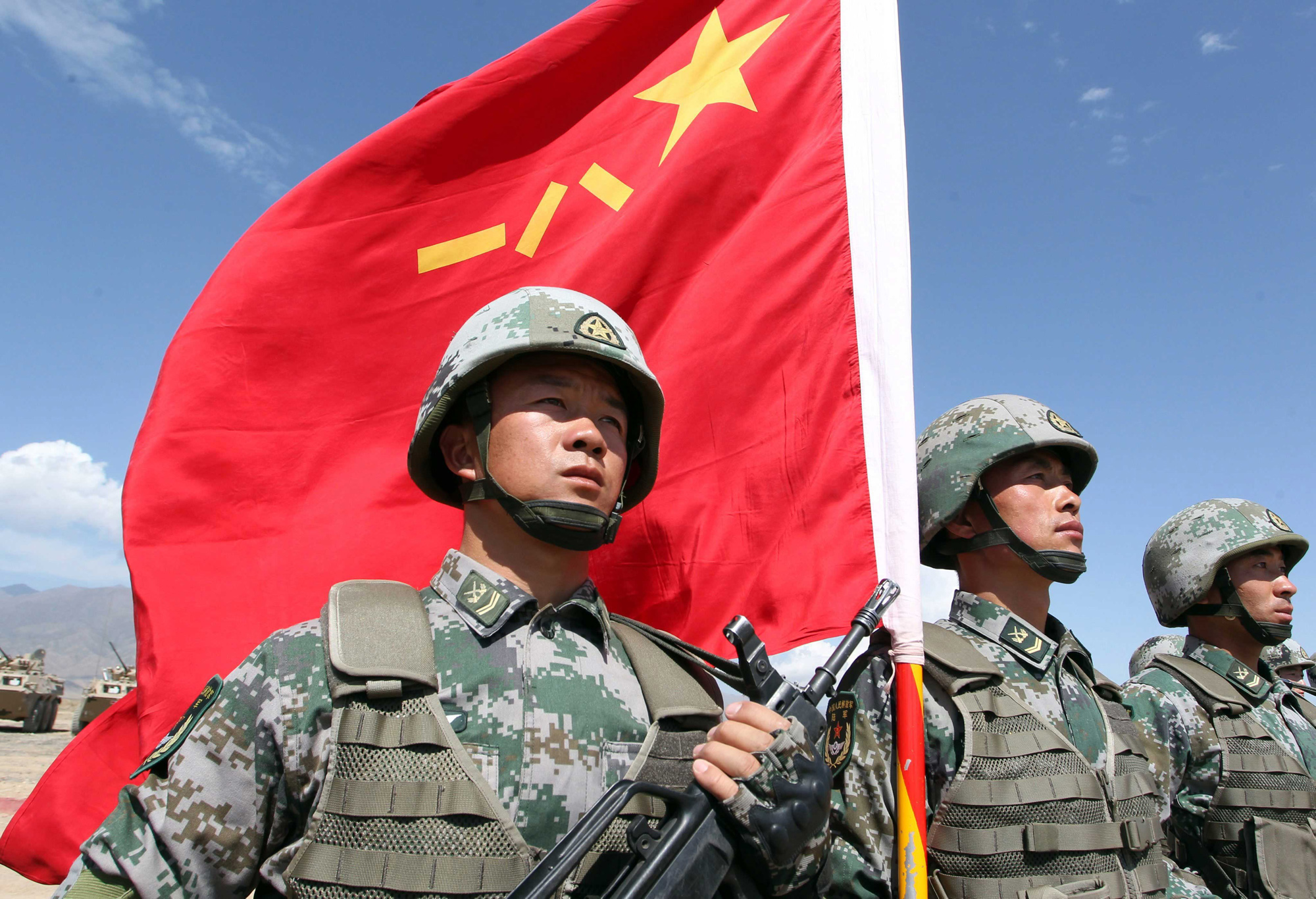 手握钢枪的解放军