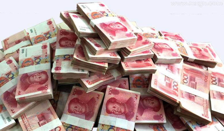 一万一捆的人民币堆成了小山