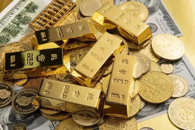 价值不少钱的金条和金币