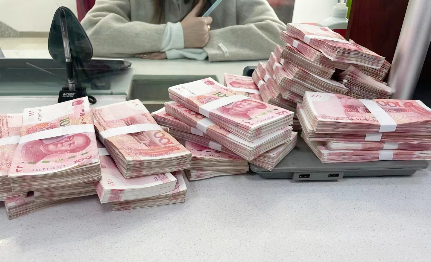 现金为王的时代，有多余的钱就存进银行吧