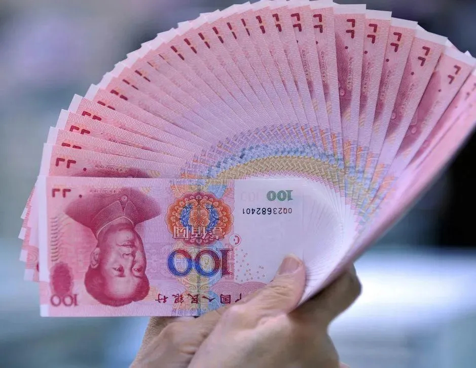捏在手里的百元纸币扇子