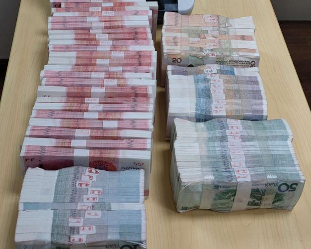 银行取来的崭新人民币，过年发奖金专用纸币