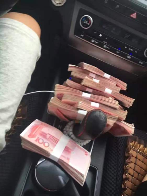把刚取的现金放在车里，愿一路发财