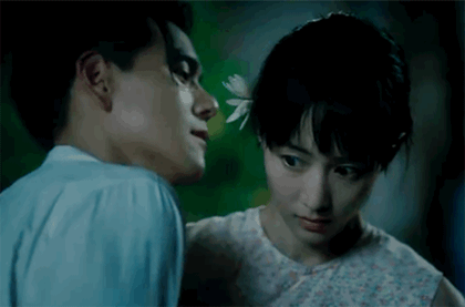 男主角偷亲女主角的耳朵