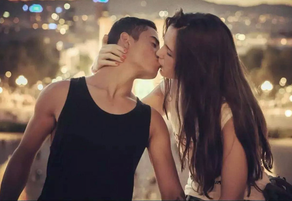 在马路上大胆接吻的热恋男女