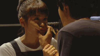 害羞的女孩被男朋友捏着脸蛋亲嘴