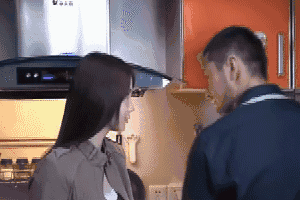 突然凑过来吻一下的男人，让女人躲闪不及