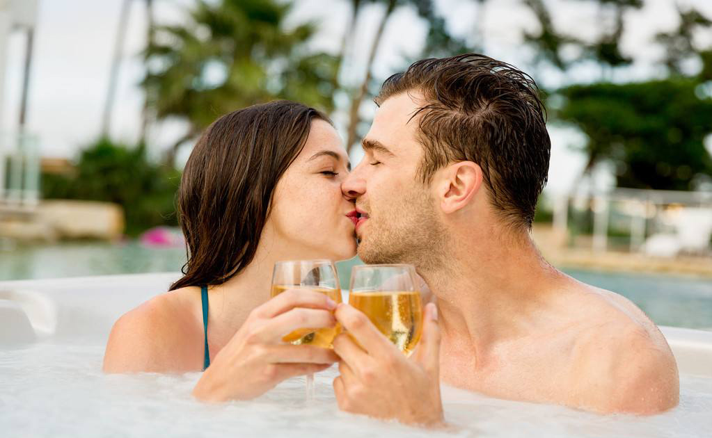 男女共沐爱河，浪漫而愉快的KISS
