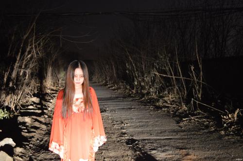 半夜开车回家看见前面一位吓人的红衣女子