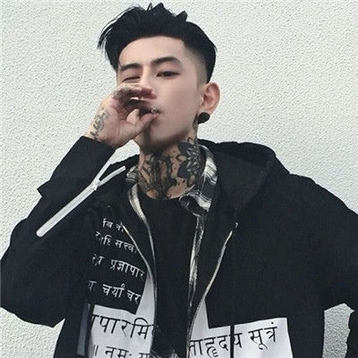 脖子上手上全是纹身的男生