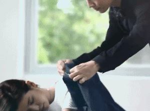 女友坐着睡着了，给她披件衣服防止感冒
