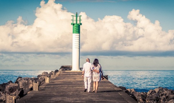 夫妻海边散步看美景