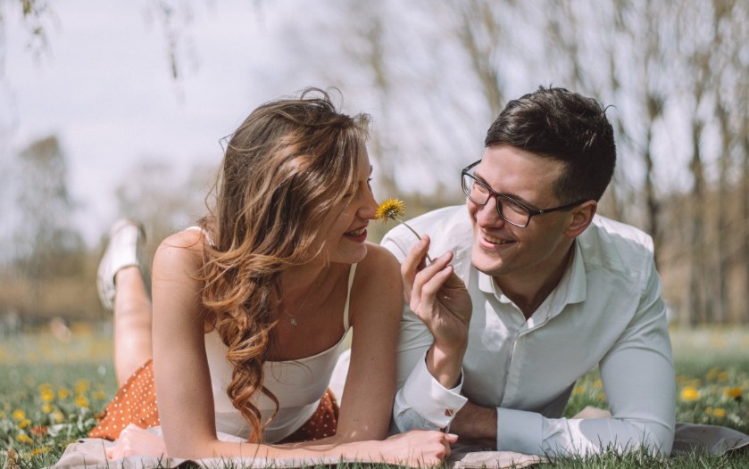 幸福快乐的男女新婚照片