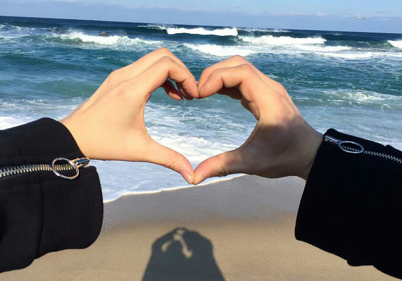 和相爱的人去看海，一起比个心