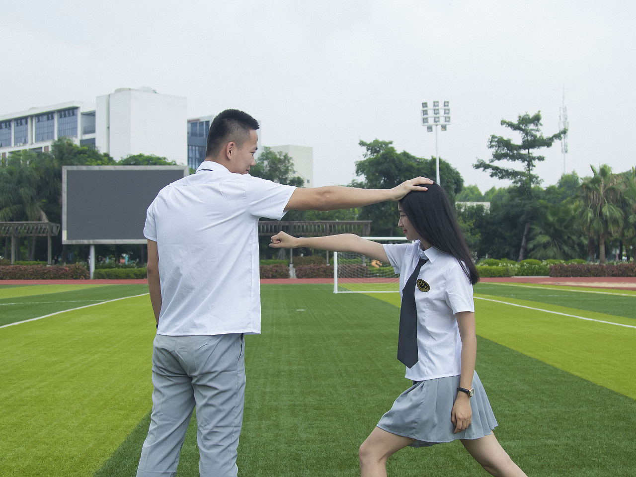 可爱有趣的校园男女合照