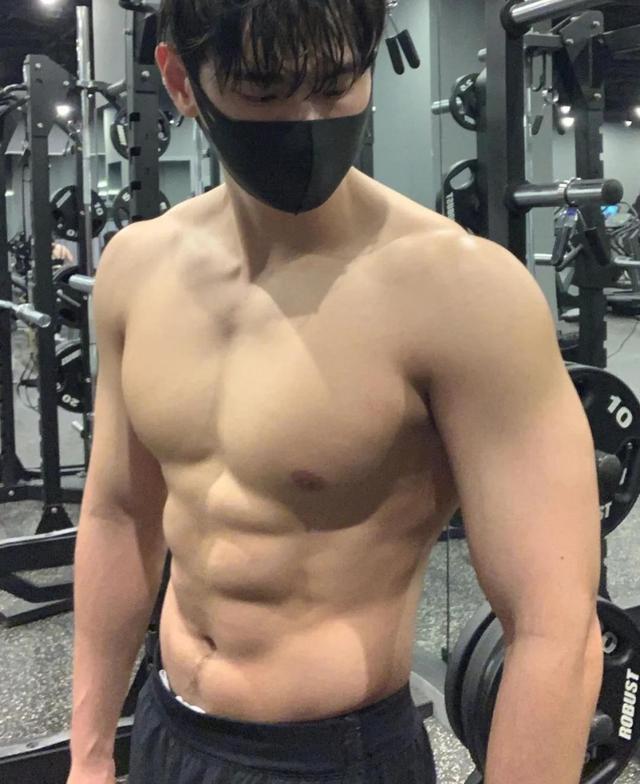 身材超好的美男子