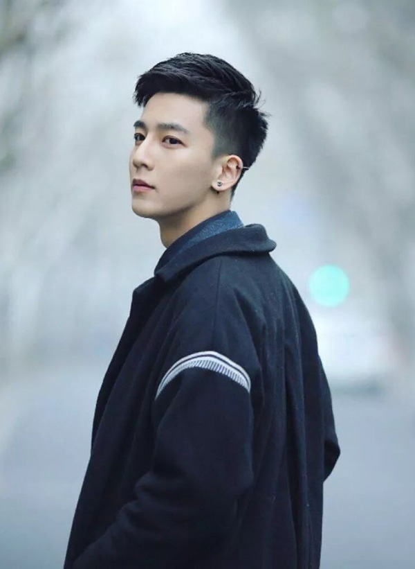 打耳洞的时尚美男
