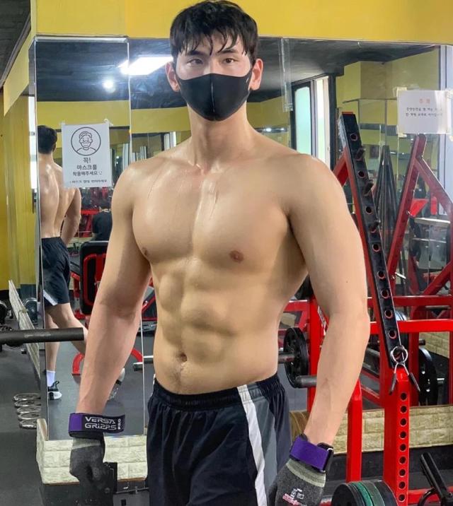 健身房难得一见的肌肉美男子