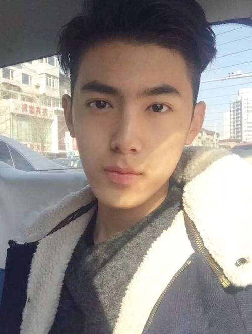 阳光帅气的大男孩自拍照片