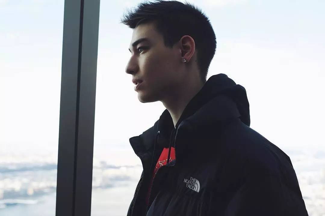 戴耳钉的时尚男生