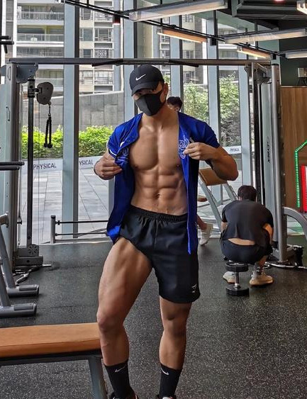 健身房里的肌肉男