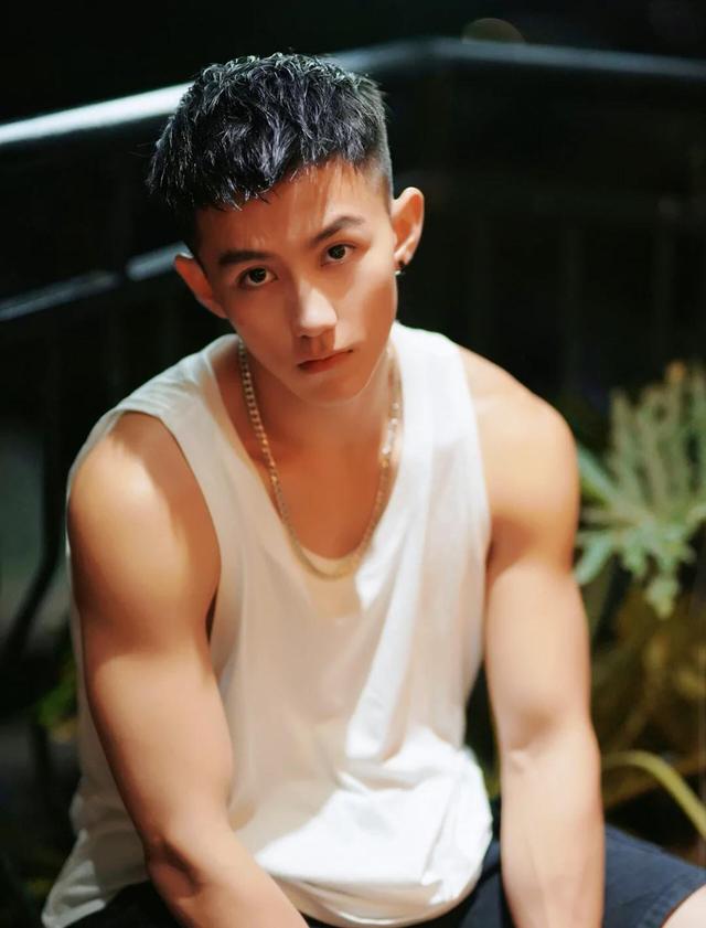 阳光帅气的肌肉大男孩