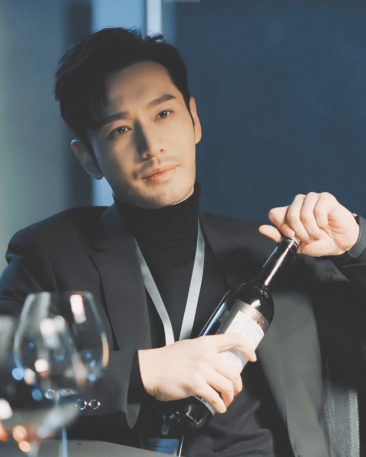 霸道总裁黄晓明开红酒的剧照