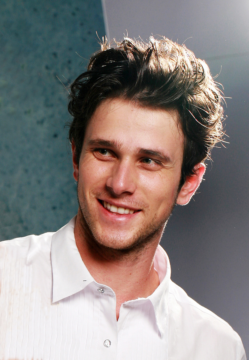 笑容可掬的国外帅哥高清图