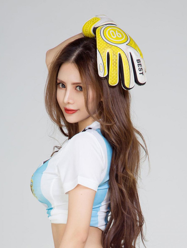 金色长发的漂亮足球宝贝