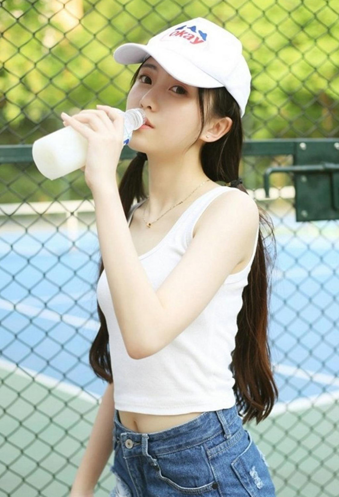 运动完喝饮料的邻家女孩