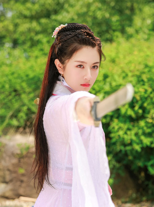 手拿宝剑眼神犀利的古装美女