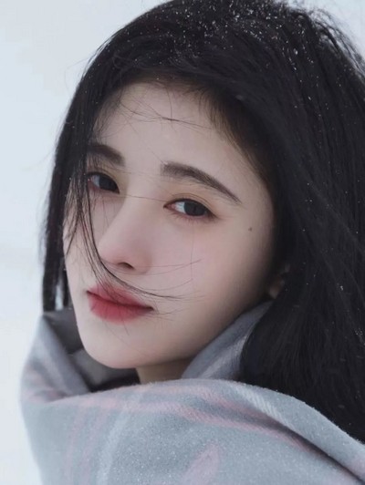 美丽动人的长发女孩