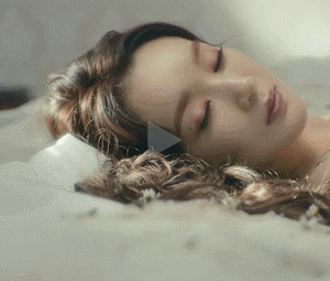 轻轻睁开双眼的睡美人