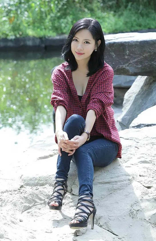 在水塘边拍美照的漂亮女人