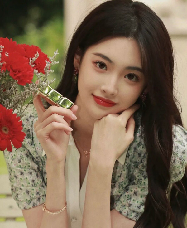 五观精致的长发美女