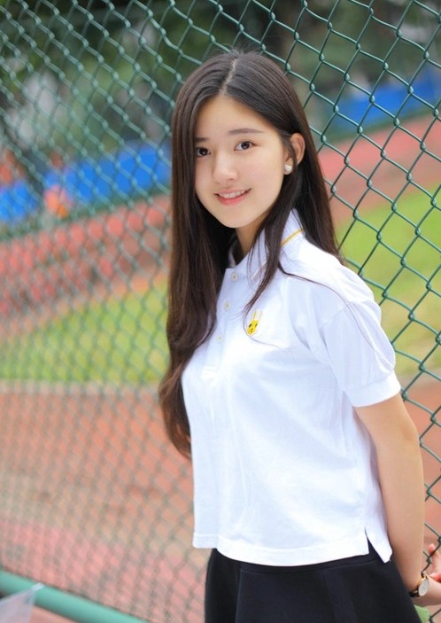 穿白衣服的靓丽小美女