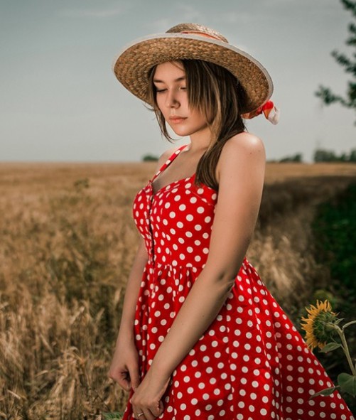 穿红裙子的欧美淑女