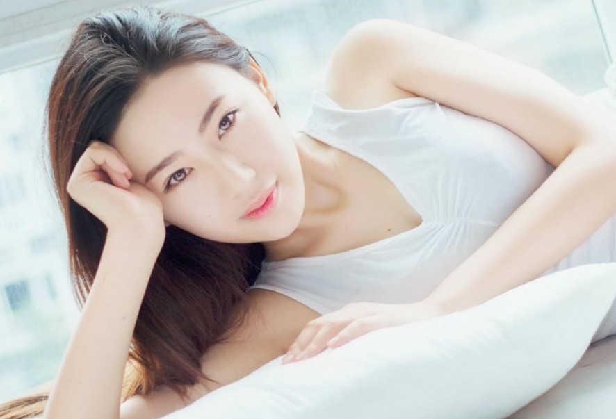 美丽迷人的侧躺女人图片