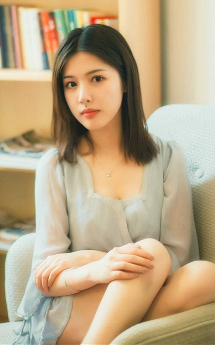 在家休假的漂亮女人