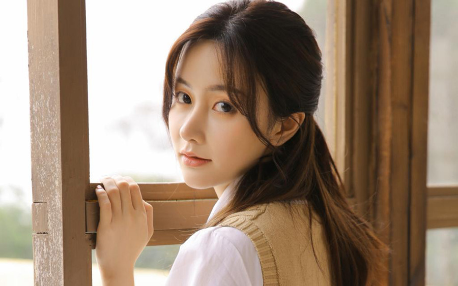 回头望着你的大眼睛女人