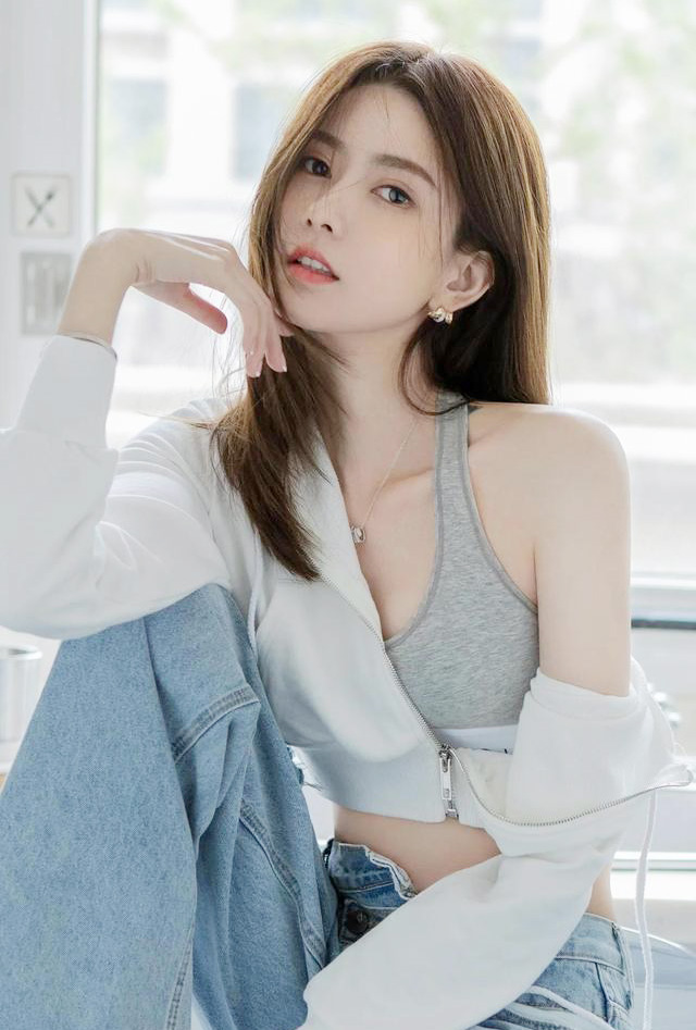 露肩膀的长发淑女