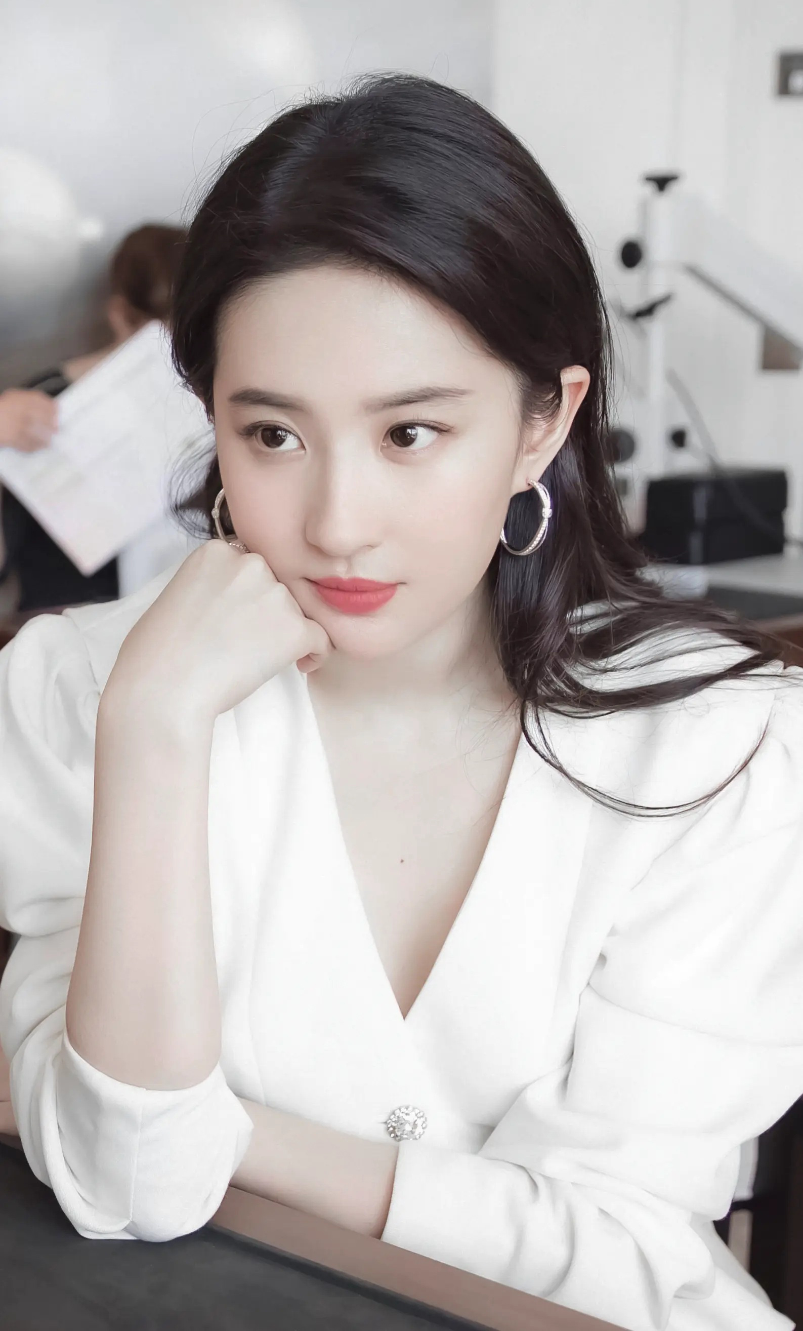 皮肤脸型都超级好的的刘亦菲大美女