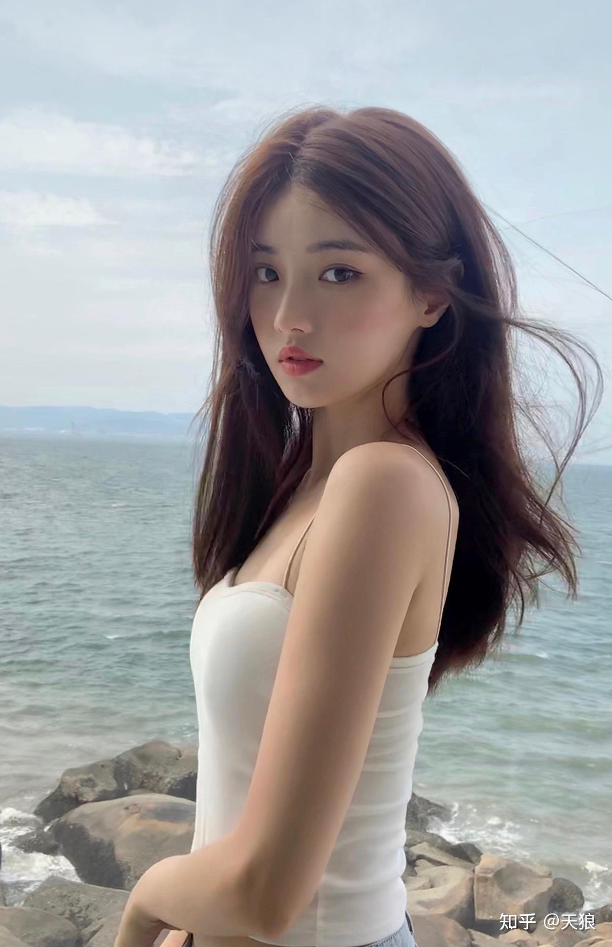 青春靓丽的海边美女自拍照