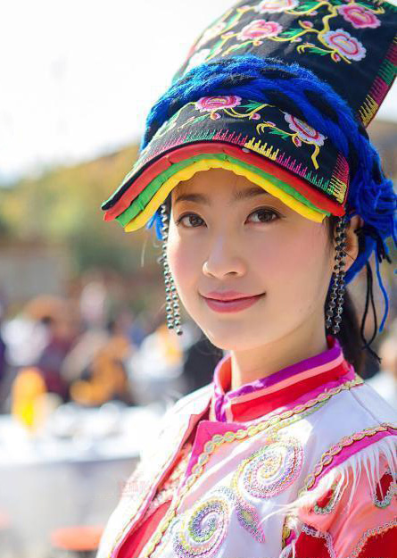 穿民族服装的漂亮女孩