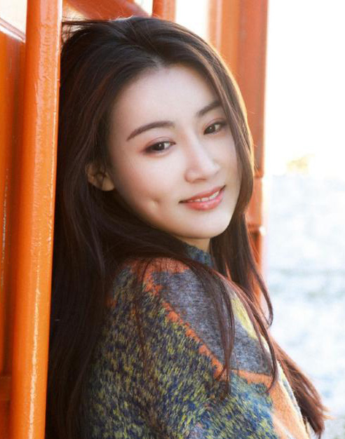 面带桃花的漂亮女人
