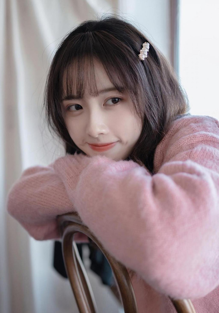 爬在椅子上的可爱小美女