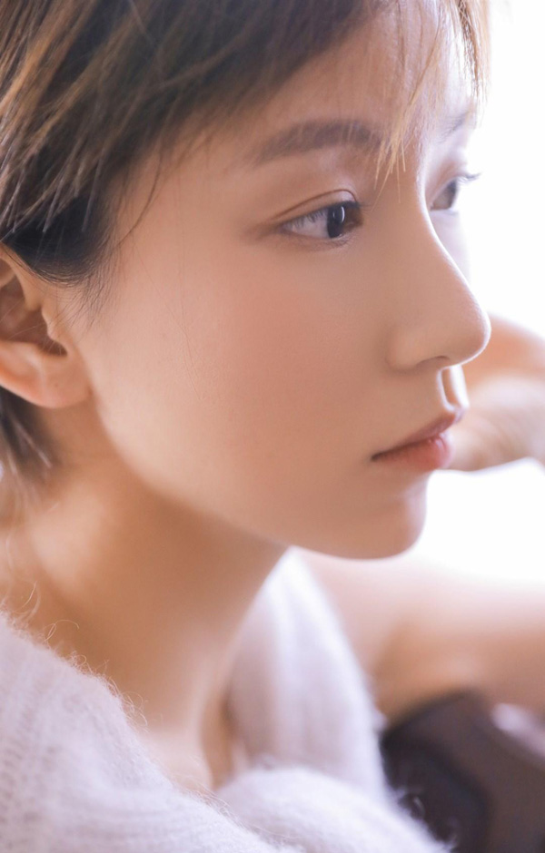 短发女孩的侧脸大头照