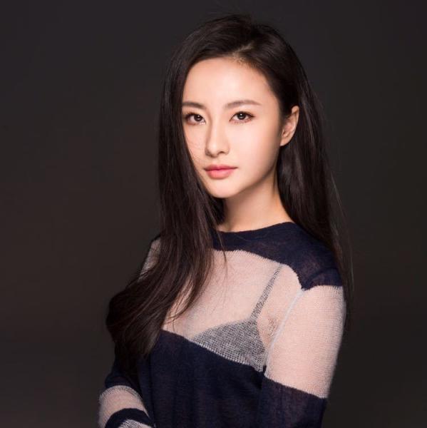 漂亮又有气质的美女-万潼