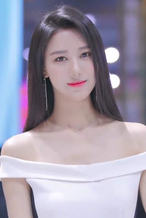 聚光灯下长发飘飘的美女车模