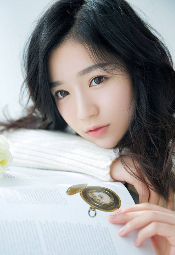 聪明伶俐的漂亮小美女